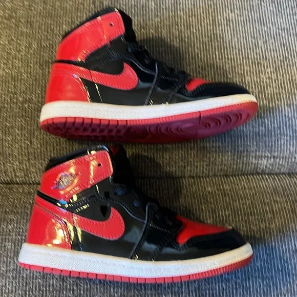 Nike Jordan1 Retro High OG black/ varsity red / white sneakers 10C pre owned